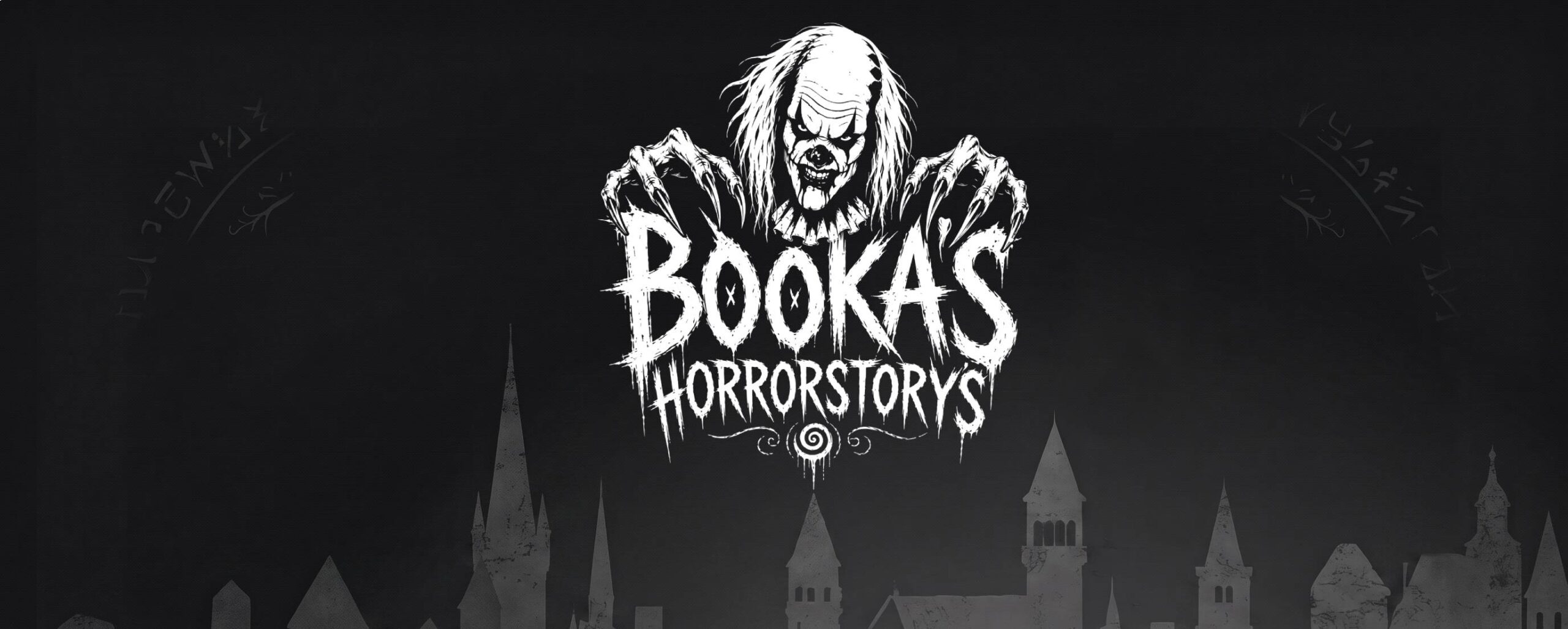 Neblige Kulissen-Silhouette mit Türmen als Hintergrund des Booka's-Horrorstorys-Logos zu „Rückkehr nach Innsmouth"