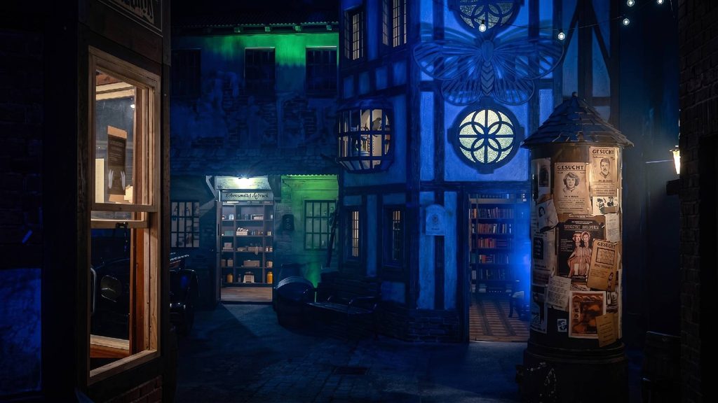 Neblige Gasse mit historischen Fassaden in der Kulissenwelt von „Rückkehr nach Innsmouth“ in der ELORIA Erlebnisfabrik Bottrop