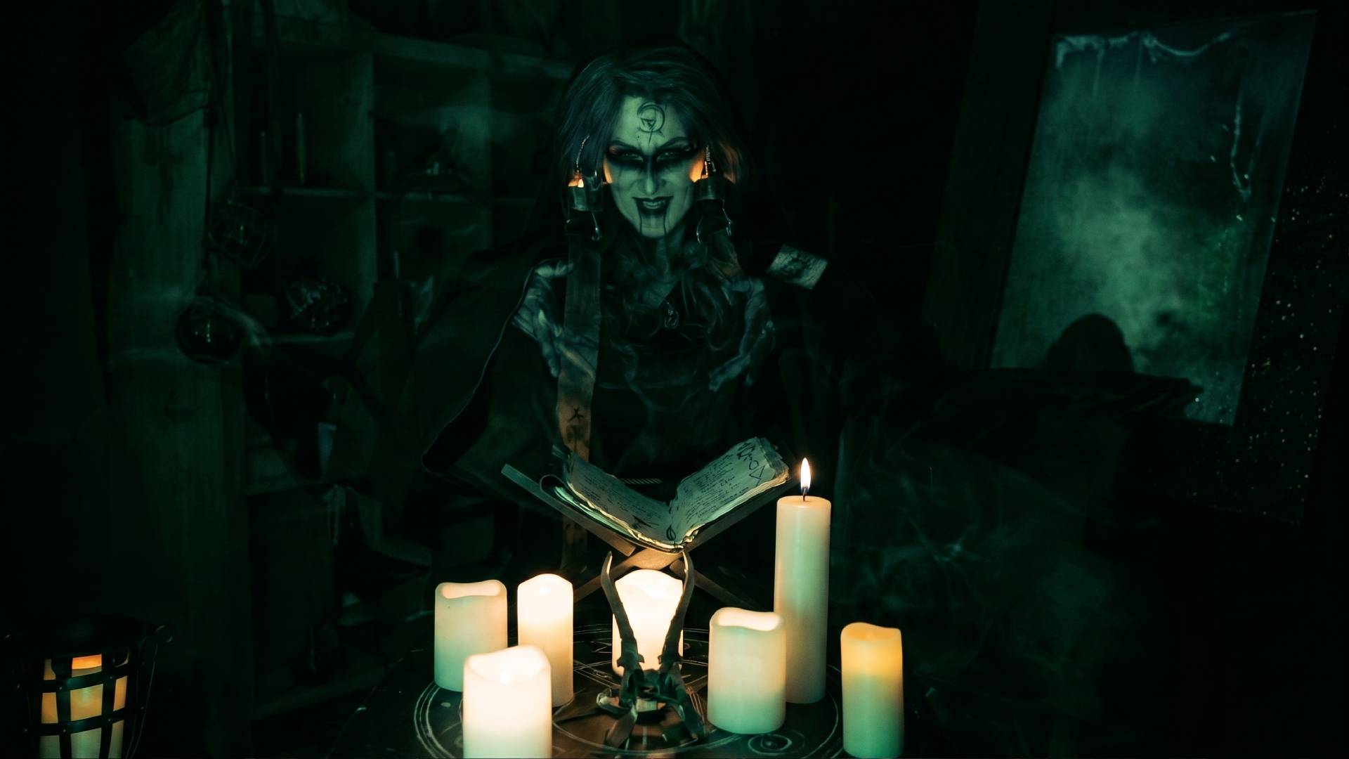 Kultistin in grünem Nebel – Halloween Special Das Labyrinth des Wahnsinns in Bottrop